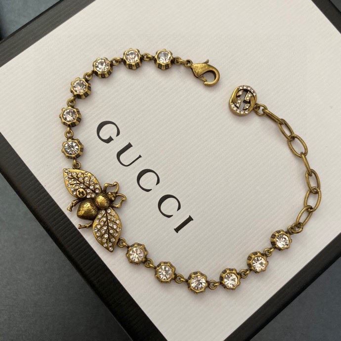 G*u*i necklaces